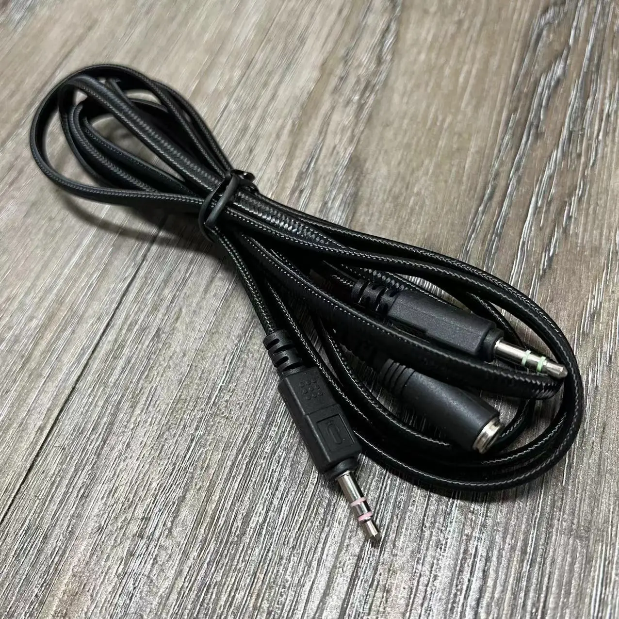 Headphone aduio adapter cable one in two microphone earphone, two in one adapter, pure copper cables earphone splitter 1.3M Headphone aduio adapter cable one in two microphone earphone, two in one adapter, pure copper cables earphone splitter 1.3M