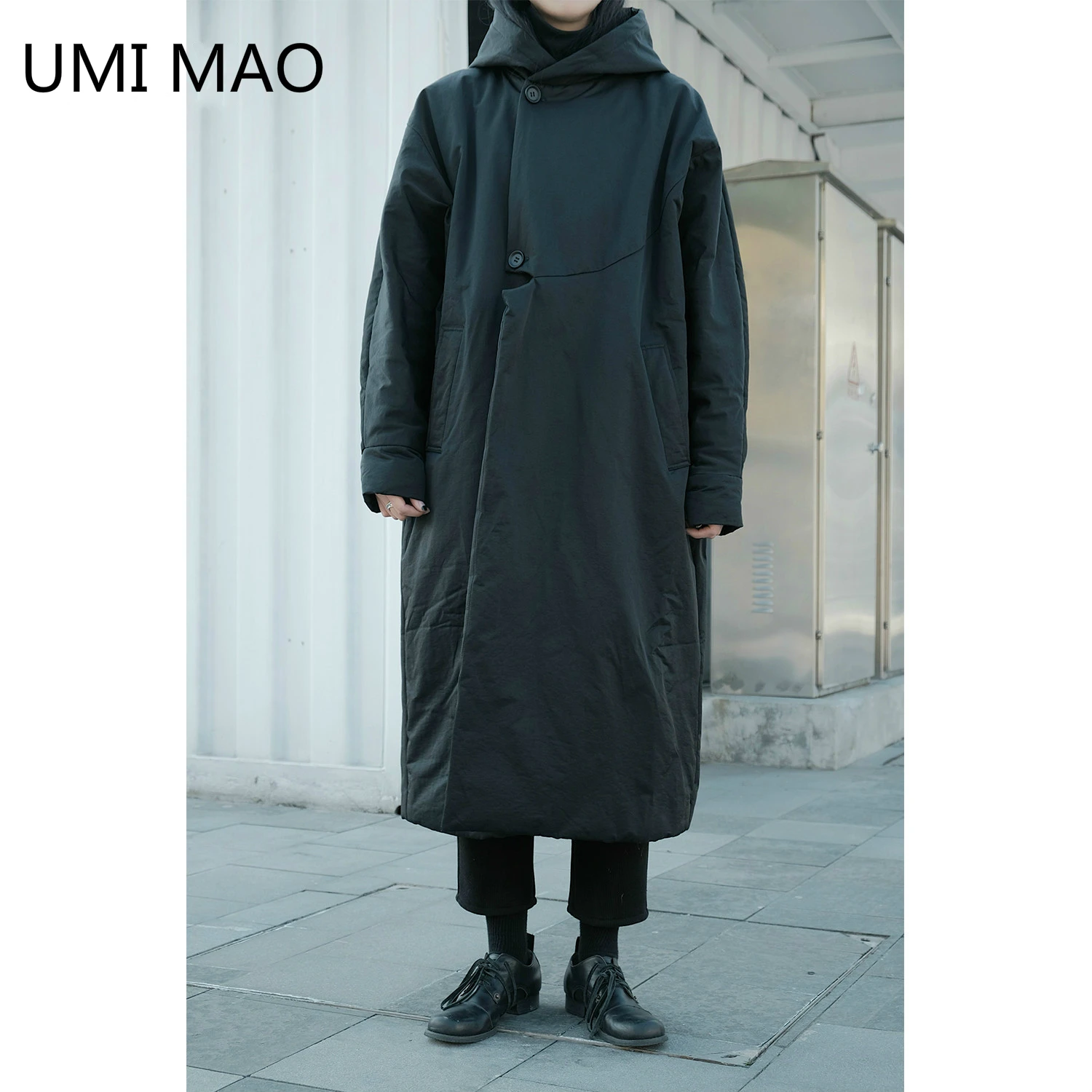 Темное пальто UMI MAO Yoji Yamamoto, нишевой дизайн, Асимметричный вырез, капюшон, ветровка средней длины, хлопковая куртка для мужчин и женщин Y2K
Темное пальто UMI MAO Yoji Yamamoto, нишевой дизайн, Асимметричный вырез, капюшон, ветровка средней длины, хлопковая куртка для мужчин и женщин Y2K