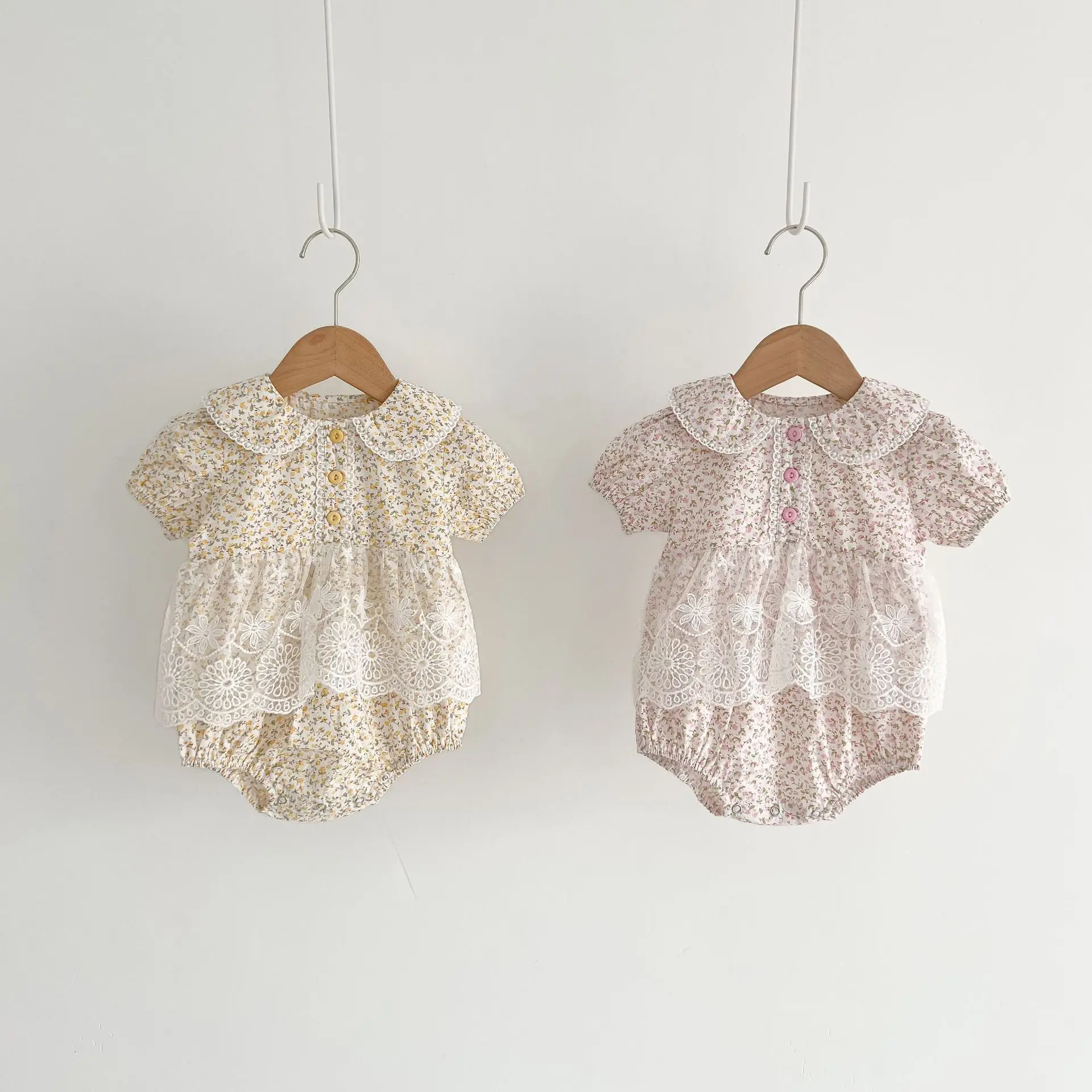 2023 New Summer Baby Floral Girls Bodysuit Peter Pan Collar One Pieces Toddler Fake Two Lace Ruffle Short Sleeve Baby Jumpsuit
2023 New Summer Baby Floral Girls Bodysuit Peter Pan Collar One Pieces Toddler Fake Two Lace Ruffle Short Sleeve Baby Jumpsuit