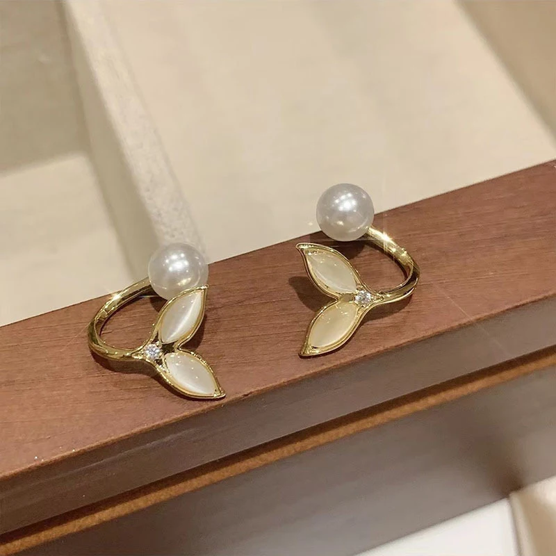 Korean Temperament Fishtail Pearl Earring Elegant Simple Earrings for Women Ear Students
Korean Temperament Fishtail Pearl Earring Elegant Simple Earrings for Women Ear Students