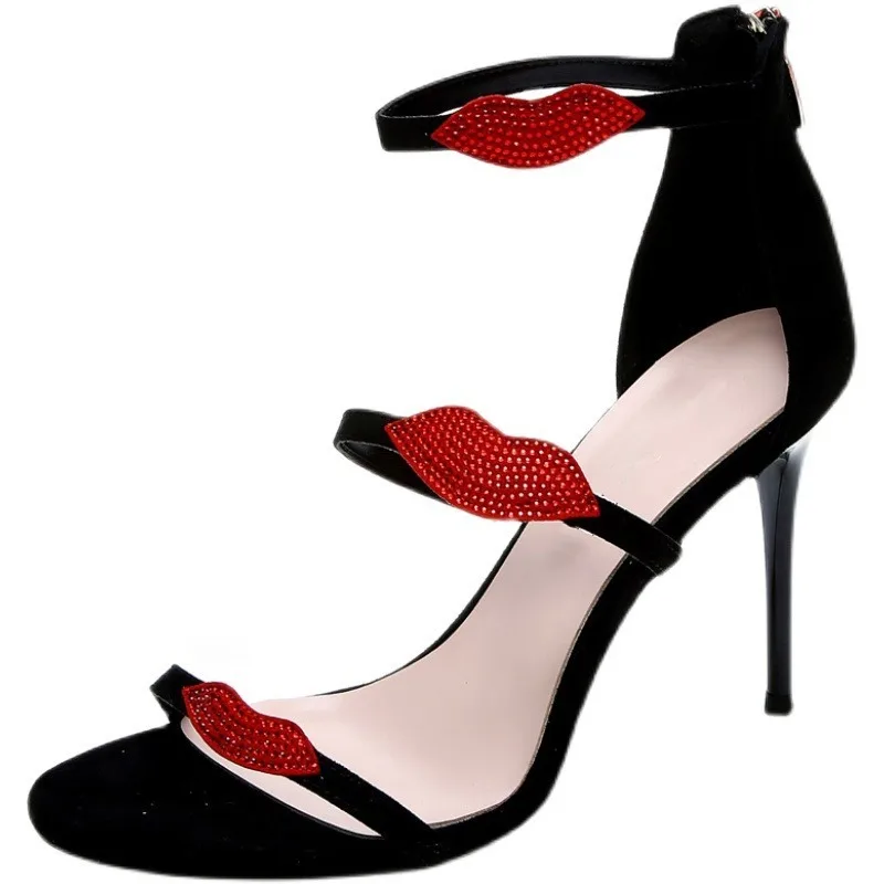 

2024 Women Summer 9cm High Heels 1cm Platform Pumps Strappy Stiletto Stripper Cross Strap Red Lip Pattern Designer Sandals Shoes