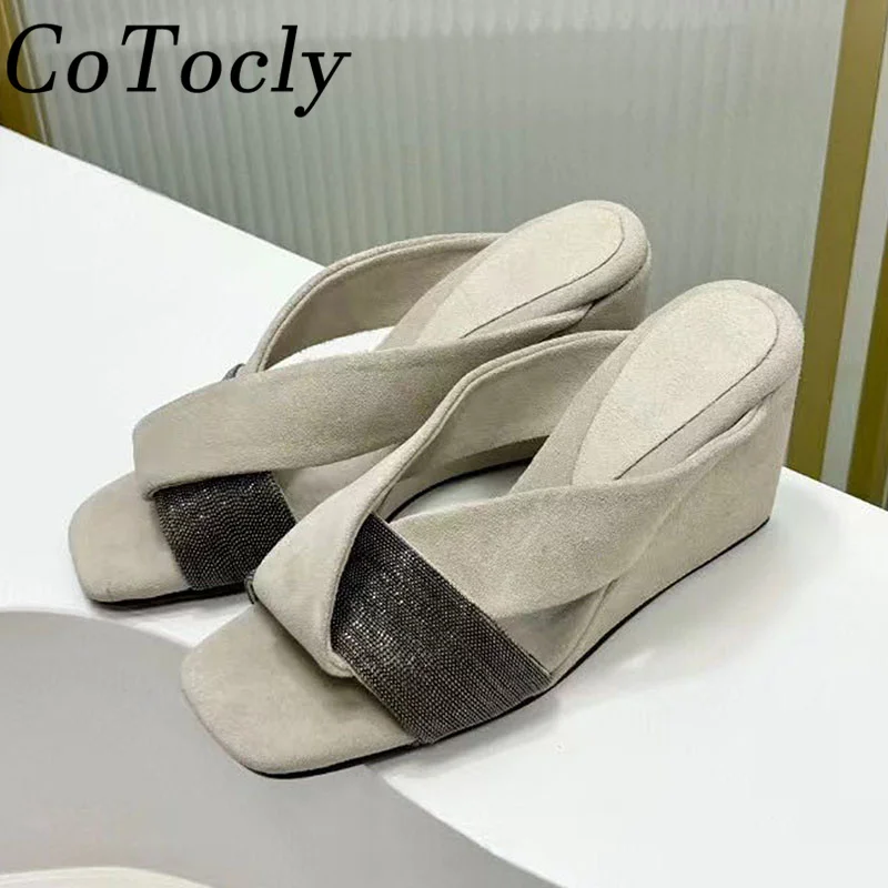 Luxury Cow Suede Slippers Women String Bead Runway Shoes Peep Toe Street Style Mules Female Summer Wedges Heels Slides For Woman
Luxury Cow Suede Slippers Women String Bead Runway Shoes Peep Toe Street Style Mules Female Summer Wedges Heels Slides For Woman