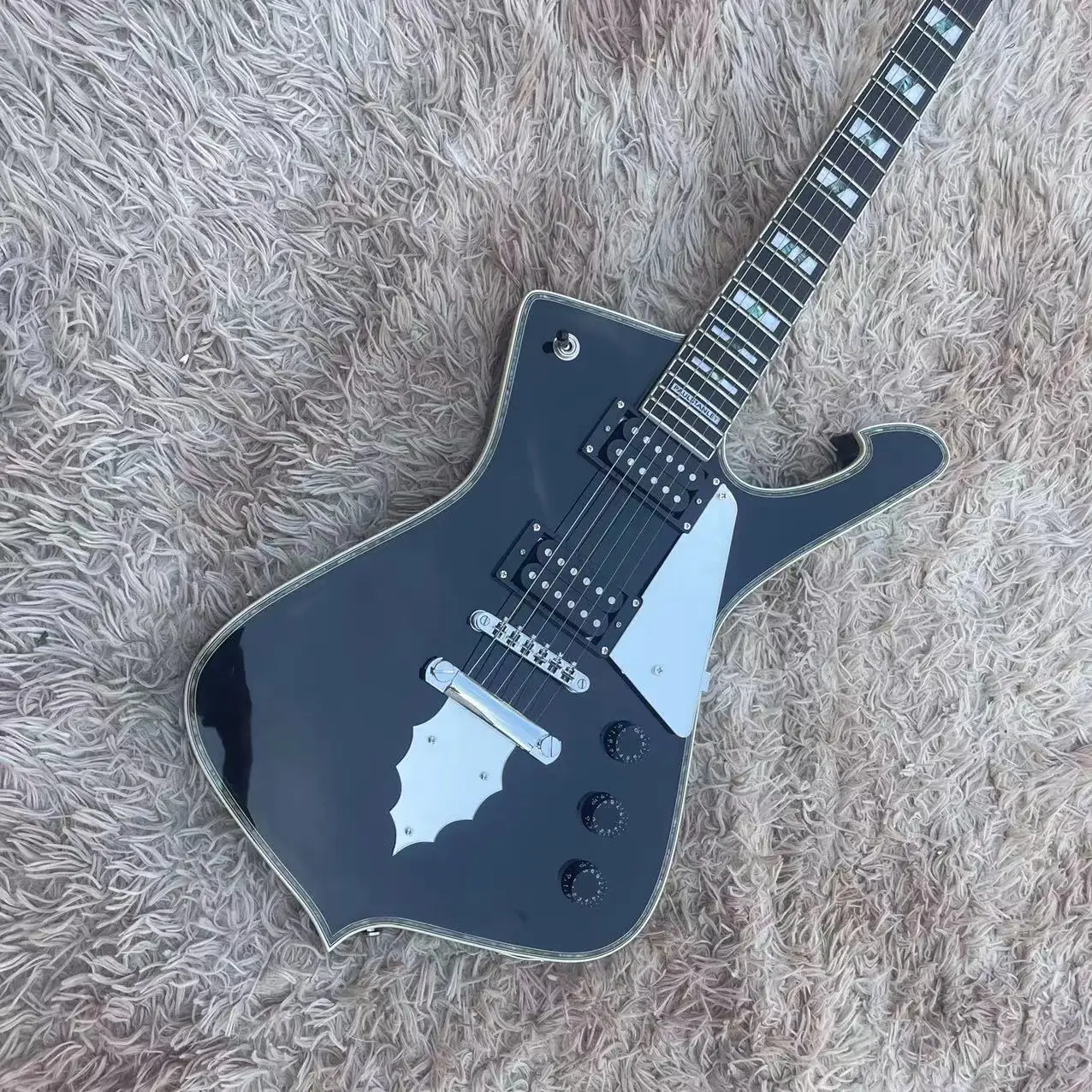 Heterotypic integrated electric guitar with black body and white guard, rose wood fingerboard. LP string bridge, white accessori
Heterotypic integrated electric guitar with black body and white guard, rose wood fingerboard. LP string bridge, white accessori