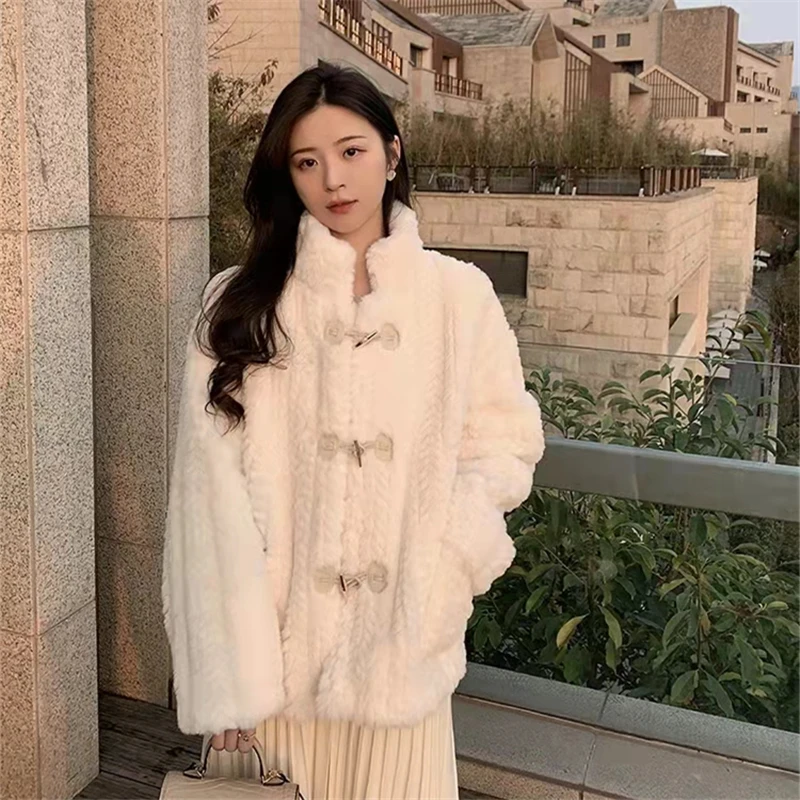 2022 New Oversized Autumn Winter Faux Fur Coat Women Fluffy Warm Wool Fur Jacket Coats Loose Winter Coat Outwear
2022 New Oversized Autumn Winter Faux Fur Coat Women Fluffy Warm Wool Fur Jacket Coats Loose Winter Coat Outwear