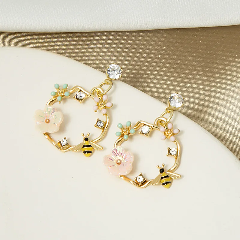 925 Silver Needle Fashion Bee Wreath Earrings Shell Flower Women's Fine Jewellery Birthday Gift Free Shipping
925 Silver Needle Fashion Bee Wreath Earrings Shell Flower Women's Fine Jewellery Birthday Gift Free Shipping