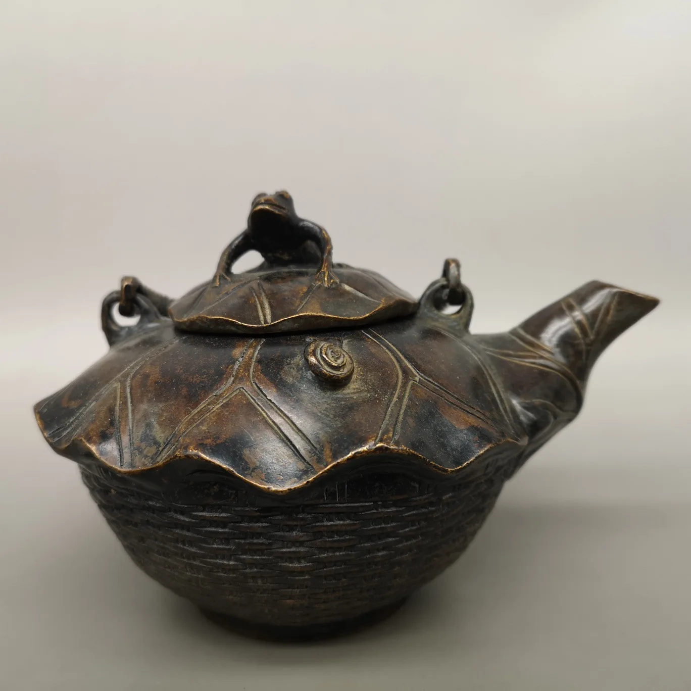 

Bronze ware collection handicraft, brass wine pot woven texture, portable teapot, tea pot ornament home decoration accessories