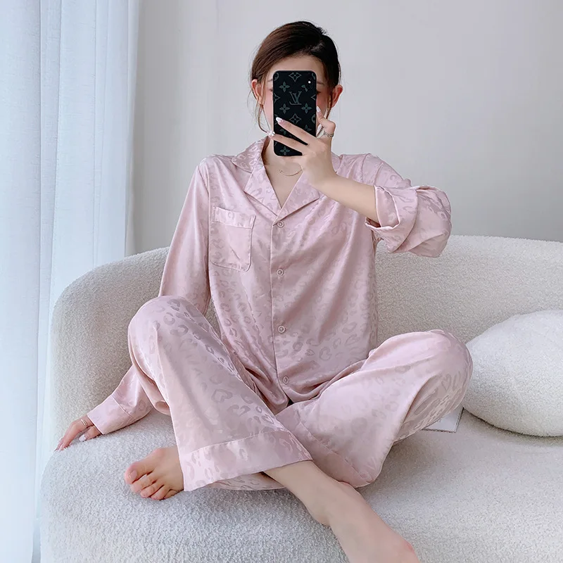 Pajamas Women's Spring and Summer Black Leopard Loose Print Silk Sleepwear for Women Long-sleeved Two-piece Satin Pajama Set
Pajamas Women's Spring and Summer Black Leopard Loose Print Silk Sleepwear for Women Long-sleeved Two-piece Satin Pajama Set