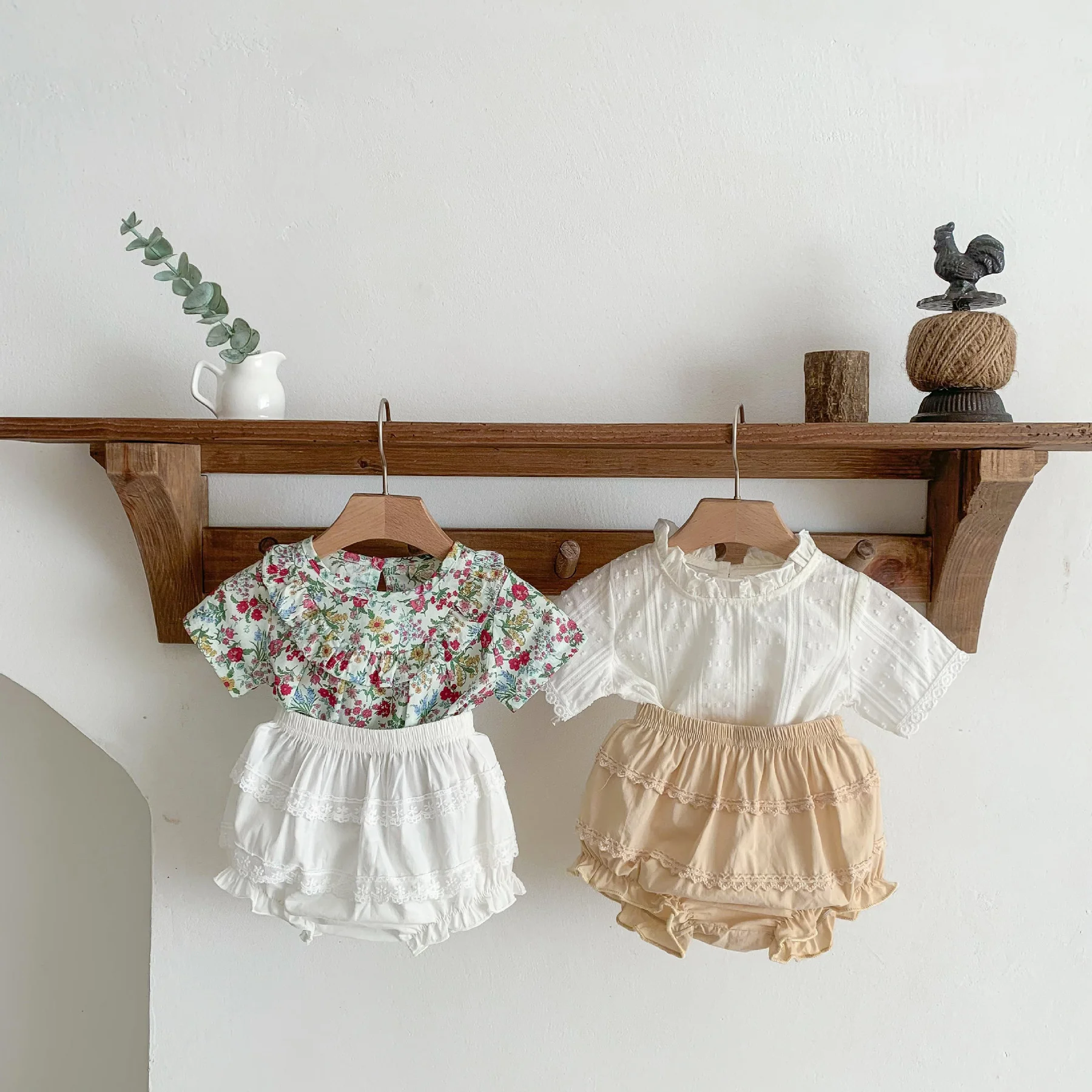 Summer Baby Short Sleeved Suits Floral Ruffle Short Sleeve + Shorts Baby Girls Clothes Toddler Sweet Korean Shorts Set Clothing
Summer Baby Short Sleeved Suits Floral Ruffle Short Sleeve + Shorts Baby Girls Clothes Toddler Sweet Korean Shorts Set Clothing