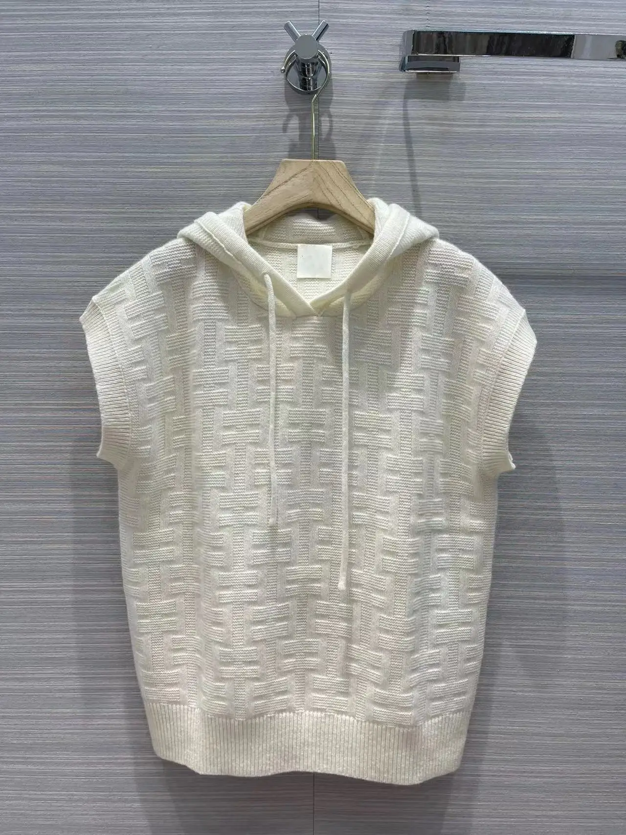 High Quality Runway Design Cloak Sweater Women 2022 Summer Jacquard Femme Vest Pullover Cashmere Sweater
High Quality Runway Design Cloak Sweater Women 2022 Summer Jacquard Femme Vest Pullover Cashmere Sweater