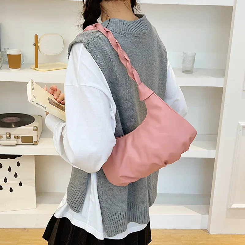 Bao Texture French Casual New Pleated Cloud Shoulder Bag Bright Woven Strap Decoration Underarm Portable Commuting Shoulder Bag
Bao Texture French Casual New Pleated Cloud Shoulder Bag Bright Woven Strap Decoration Underarm Portable Commuting Shoulder Bag