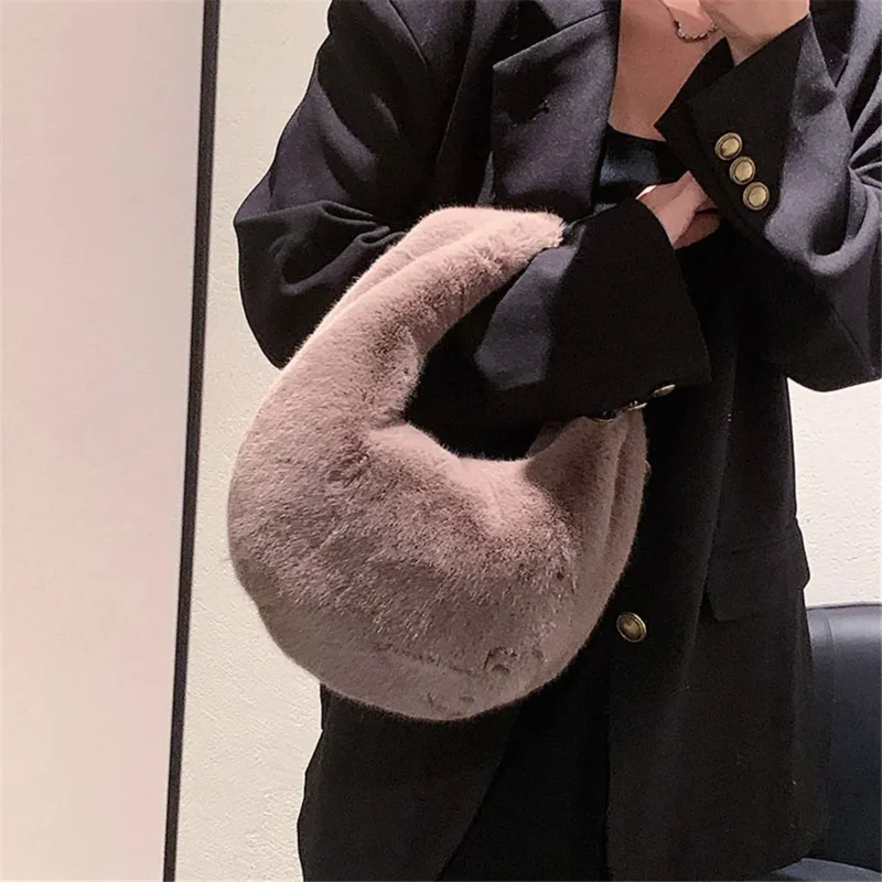 Fur Women's Small Half Moon Bag Luxury Warm Plush Wrist Bags for Women Fashion Furry Short Handle Clutch Cute Ladies Coin Purses
Fur Women's Small Half Moon Bag Luxury Warm Plush Wrist Bags for Women Fashion Furry Short Handle Clutch Cute Ladies Coin Purses