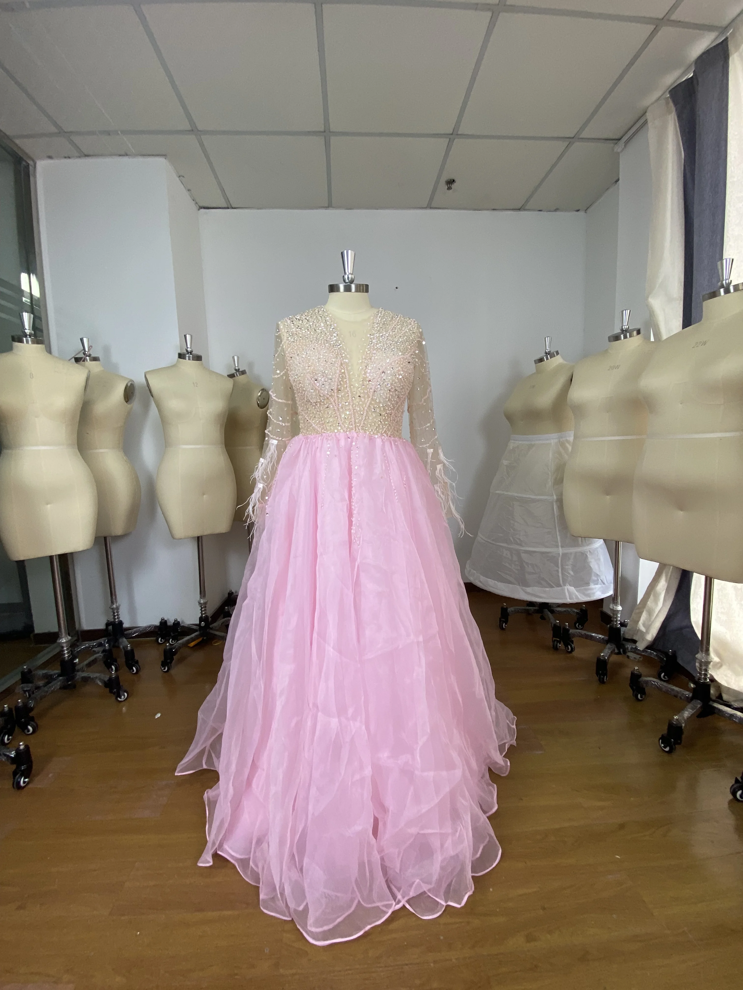 Real Photo V-Neck Formal Prom Dress Sequined Beaded Tulle Sleeves With Feathers Evening Party Gowns Custom Made Vestido De Novia
Real Photo V-Neck Formal Prom Dress Sequined Beaded Tulle Sleeves With Feathers Evening Party Gowns Custom Made Vestido De Novia