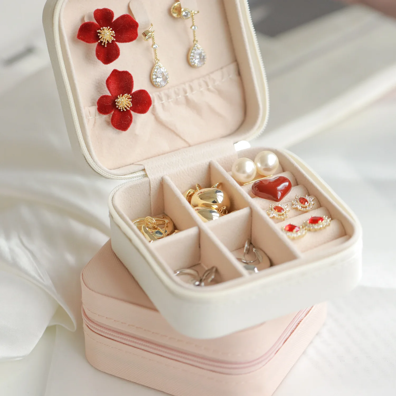 Travel Leather Jewelry Box Multi-functional Necklace Earring Ring Single-layer Storage Box
Travel Leather Jewelry Box Multi-functional Necklace Earring Ring Single-layer Storage Box