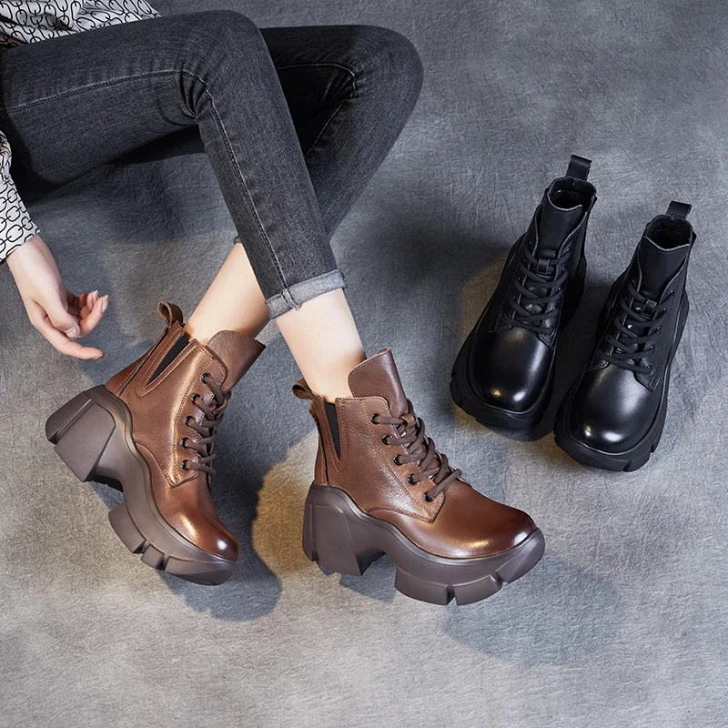 Womens leather boots with leather rubber outsole and thick heels in autumn and winter
Womens leather boots with leather rubber outsole and thick heels in autumn and winter