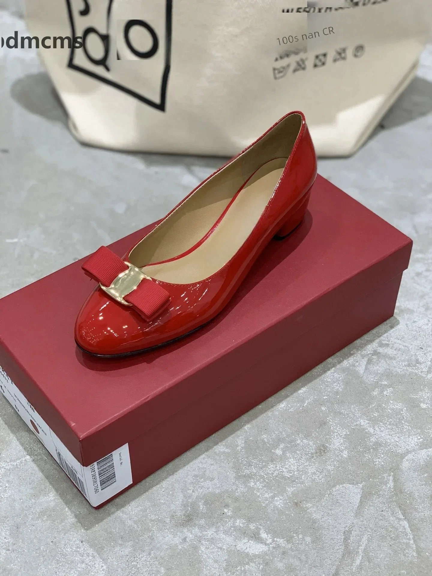 Designer Black Patent Leather Mid-Heels for Women, Spring and Autumn Shoes in Sizes 34-40
Designer Black Patent Leather Mid-Heels for Women, Spring and Autumn Shoes in Sizes 34-40