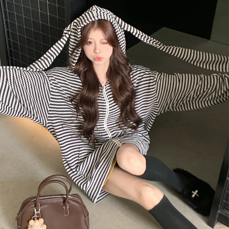 Women Black White Stripe Zipper Sweatshirt 2023 Autumn Y2k Girl Fake Rabbit Ear Hooded Sweatshirts Harajuku Loose Zip-up Hoodies
Women Black White Stripe Zipper Sweatshirt 2023 Autumn Y2k Girl Fake Rabbit Ear Hooded Sweatshirts Harajuku Loose Zip-up Hoodies