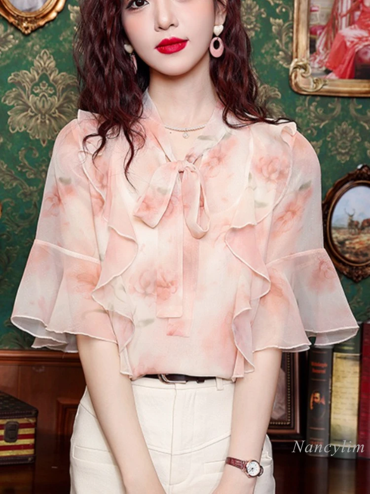 Женская шифоновая блузка во французском стиле с цветочным принтом, новинка 2024, летняя блузка с коротким рукавом, нишевые топы с воротником на шнуровке
Женская шифоновая блузка во французском стиле с цветочным принтом, новинка 2024, летняя блузка с коротким рукавом, нишевые топы с воротником на шнуровке