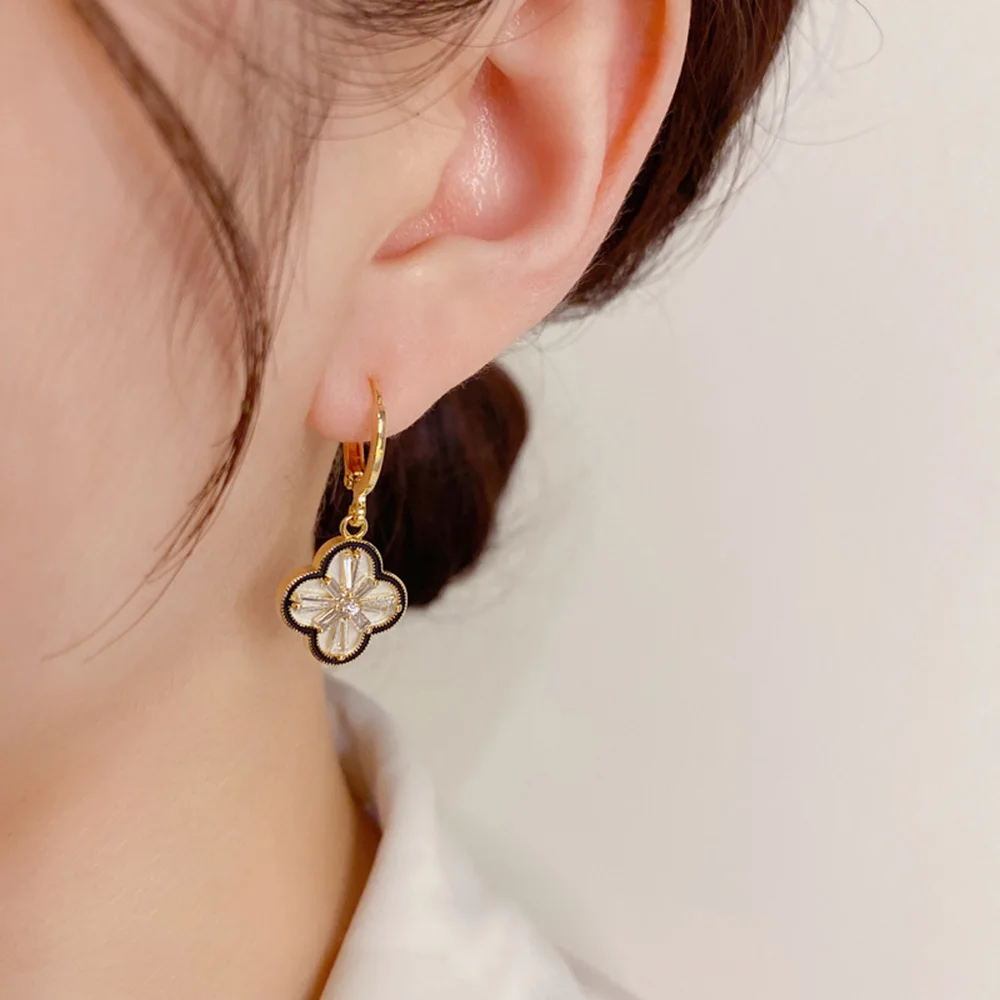 Elegant Fashion Exquisite Micro-inlaid Four-leaf Flower Ear Buckle Female Personality Niche Design Sense Earrings for Women
Elegant Fashion Exquisite Micro-inlaid Four-leaf Flower Ear Buckle Female Personality Niche Design Sense Earrings for Women