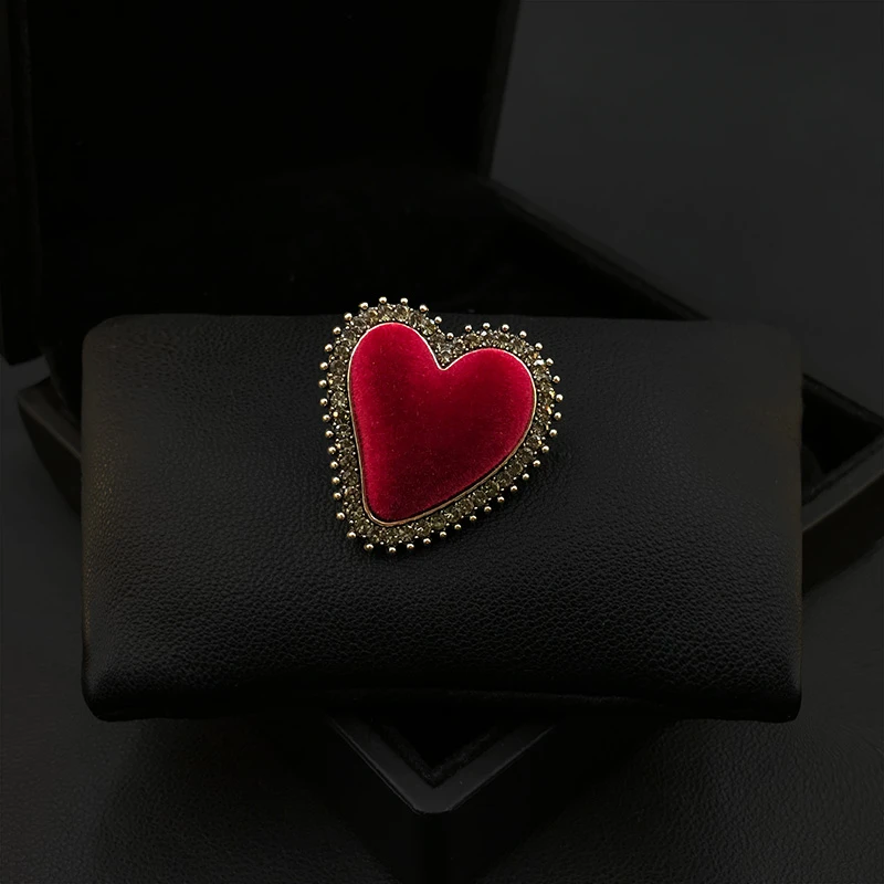 Red Love Coat Fixed Brooch Women's Retro Sweater Cardigan Ornament Lengthened Collar Pins Corsage Clothes Neckline Jewelry 5523
Red Love Coat Fixed Brooch Women's Retro Sweater Cardigan Ornament Lengthened Collar Pins Corsage Clothes Neckline Jewelry 5523