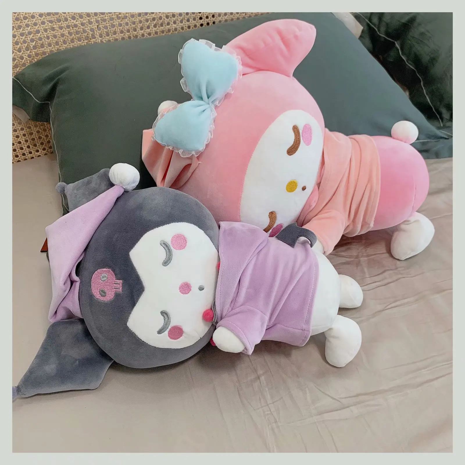 40 см Kawaii Sanrio мультяшное милое спящее лицо плюшевый подголовник Kuromi My Melody Cinnamoroll плюшевая кукла для девочек подарок на день рождения
40 см Kawaii Sanrio мультяшное милое спящее лицо плюшевый подголовник Kuromi My Melody Cinnamoroll плюшевая кукла для девочек подарок на день рождения