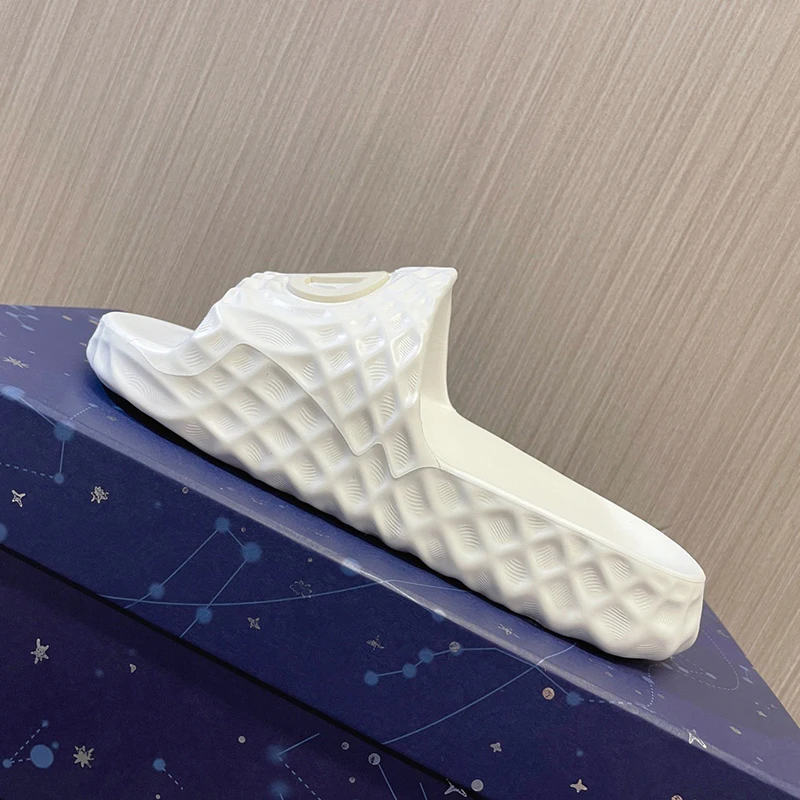 Beach Women's Slippers Summer New TPU Material Wear Resistant Platform Sandals Solid Color Upper Thick Bottom Lovers Slippers
Beach Women's Slippers Summer New TPU Material Wear Resistant Platform Sandals Solid Color Upper Thick Bottom Lovers Slippers