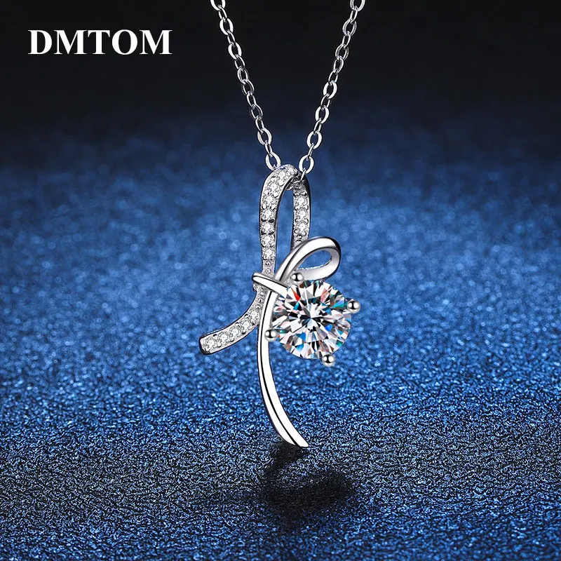 DMTOM 1ct Bowknot Moissanite Pendant Necklace S925 Silver Diamond Neck Chain PT950 for Women Wedding Party Fine Jewelry
DMTOM 1ct Bowknot Moissanite Pendant Necklace S925 Silver Diamond Neck Chain PT950 for Women Wedding Party Fine Jewelry