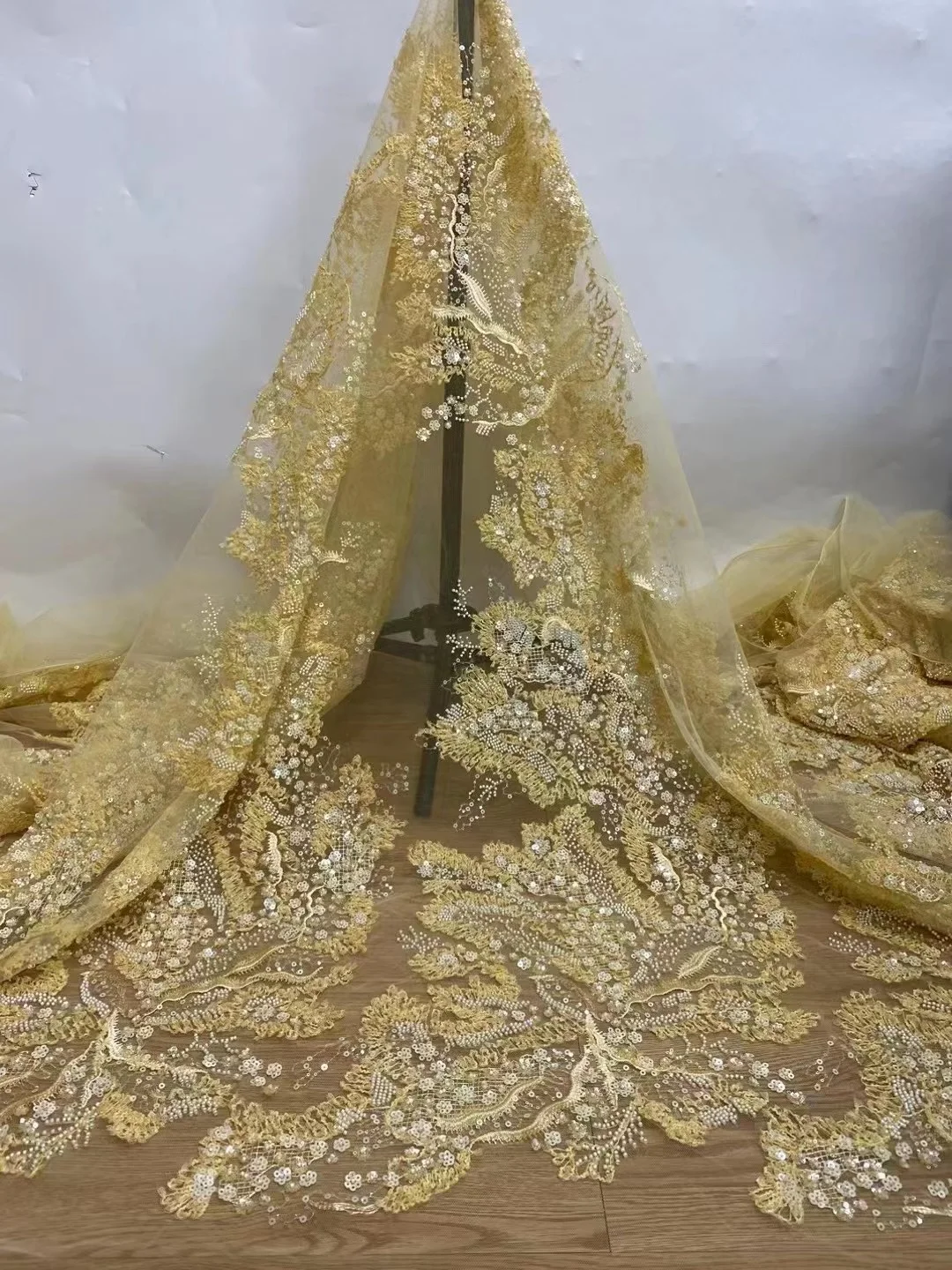 Gold African Sequins Beaded Lace Fabric High Quality Lace 5 Yards French Nigerian Lace Fabrics For Bride Wedding Party Dress
Gold African Sequins Beaded Lace Fabric High Quality Lace 5 Yards French Nigerian Lace Fabrics For Bride Wedding Party Dress