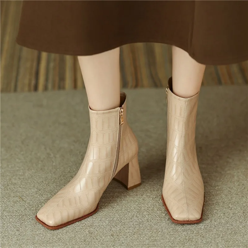 Niche design short boots for women in autumn, high-end, westernized, fashionable, square toe high heels DY4851
Niche design short boots for women in autumn, high-end, westernized, fashionable, square toe high heels DY4851