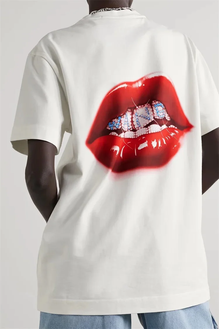 143432 143433 143434 Fashion Classic Trendy Luxury Designer Bright Diamond Letter Lip Print Short Sleeve T-shirt Women Men
143432 143433 143434 Fashion Classic Trendy Luxury Designer Bright Diamond Letter Lip Print Short Sleeve T-shirt Women Men