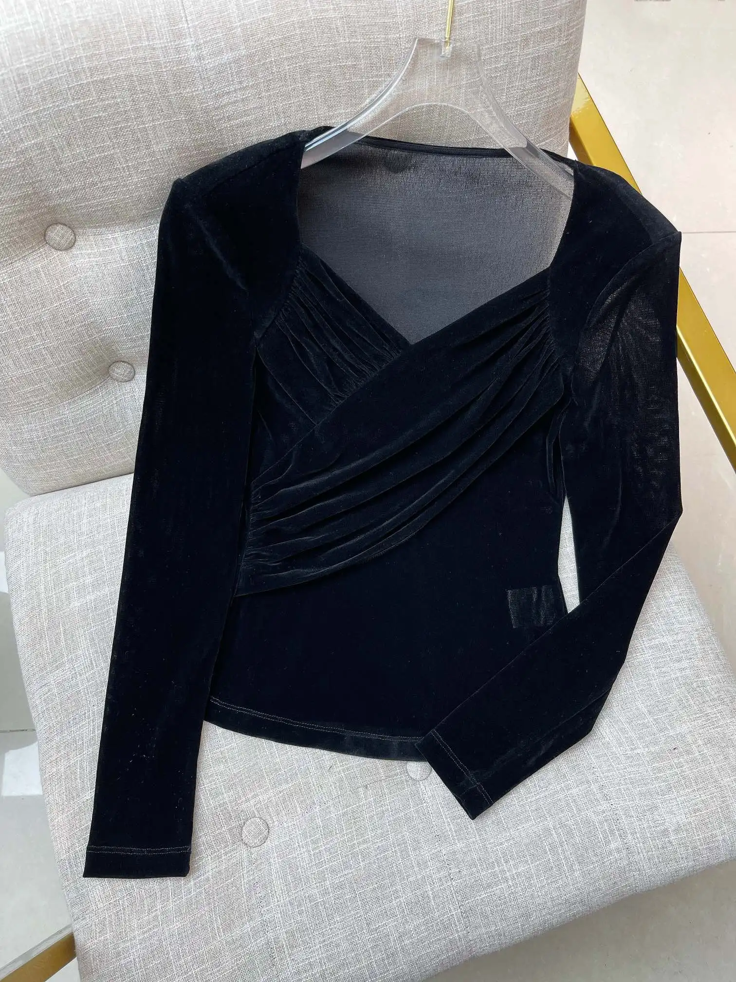 2023 Early autumn new style, V-neck pleated bottom top, imported flocking, advanced yet elegant, single wear bottom
2023 Early autumn new style, V-neck pleated bottom top, imported flocking, advanced yet elegant, single wear bottom