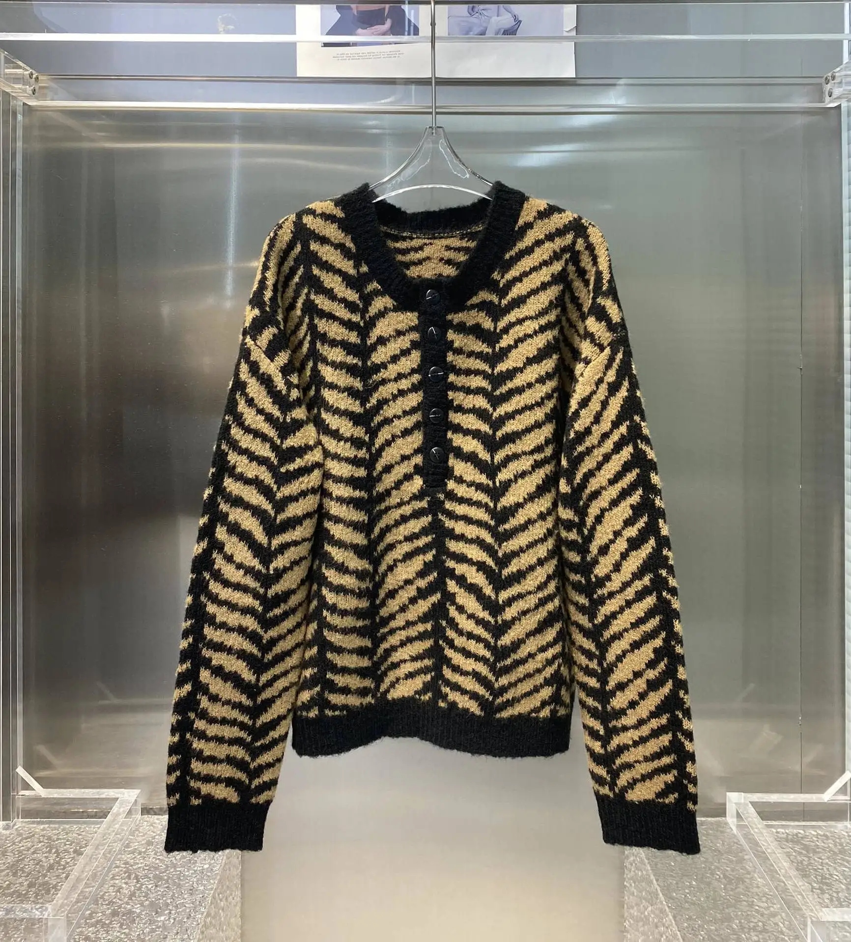 Новинка 2023, женская одежда на осень и зиму, универсальный пуловер на пуговицах с принтом зебры, свитер 1017
Новинка 2023, женская одежда на осень и зиму, универсальный пуловер на пуговицах с принтом зебры, свитер 1017