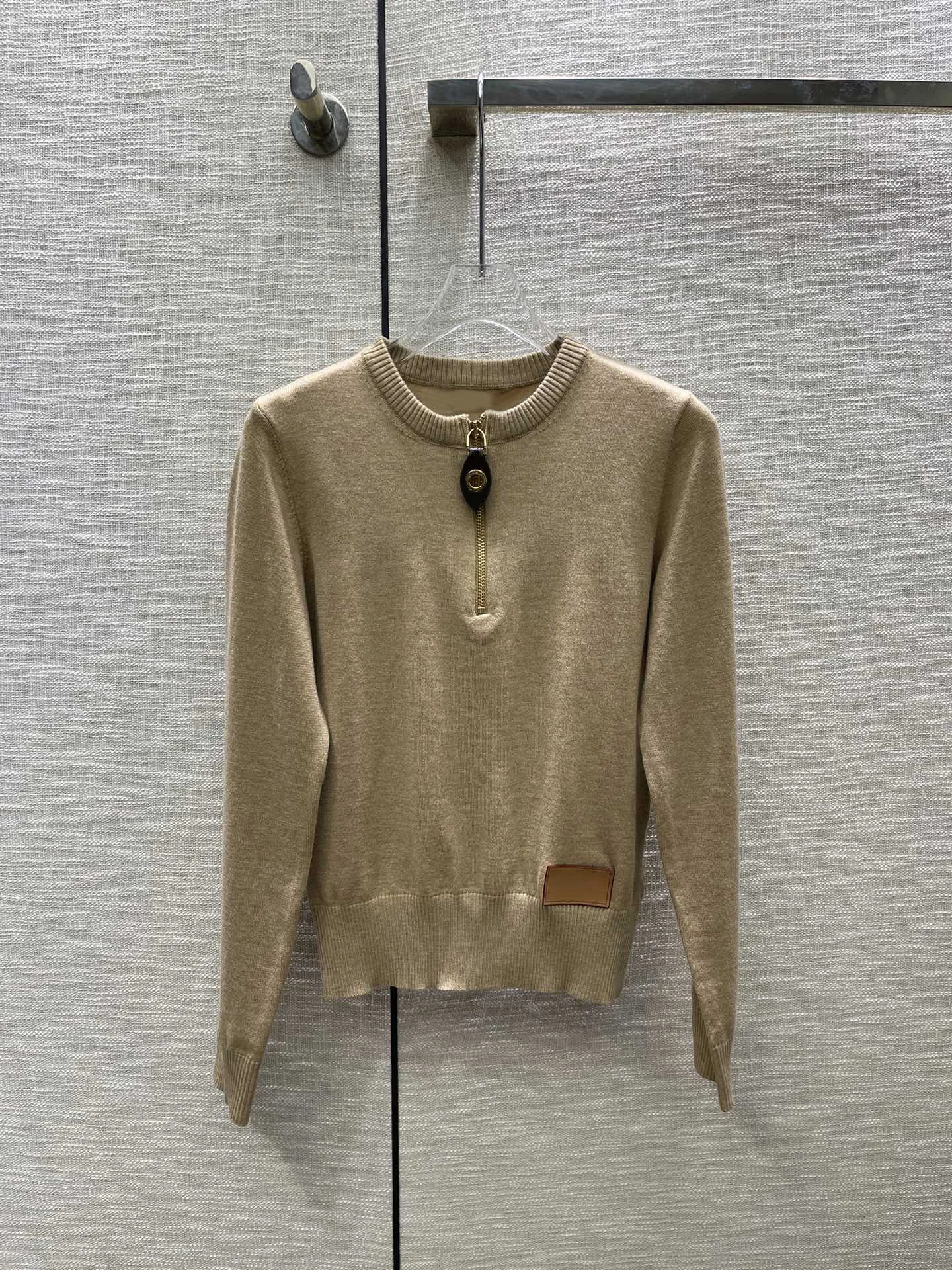 Half zipper knit long-sleeved sweater, classic version to create every day pieces, handsome and stylish9.9
Half zipper knit long-sleeved sweater, classic version to create every day pieces, handsome and stylish9.9