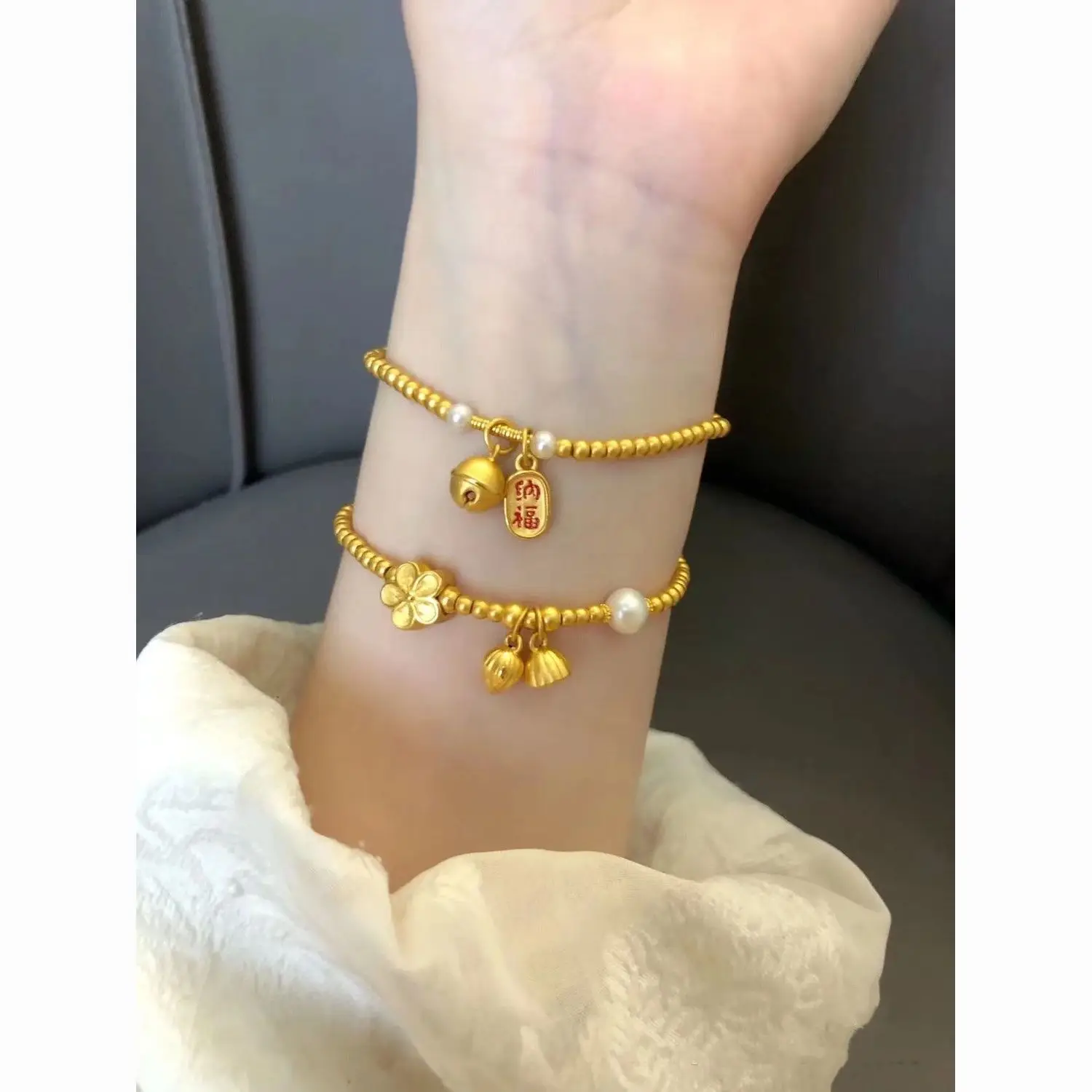 Новый тусклый полированный браслет с колокольчиком и цветком персика в старинном стиле аллювиальный подвесной браслет для подруг подарок для подруги 
Новый тусклый полированный браслет с колокольчиком и цветком персика в старинном стиле аллювиальный подвесной браслет для подруг подарок для подруги