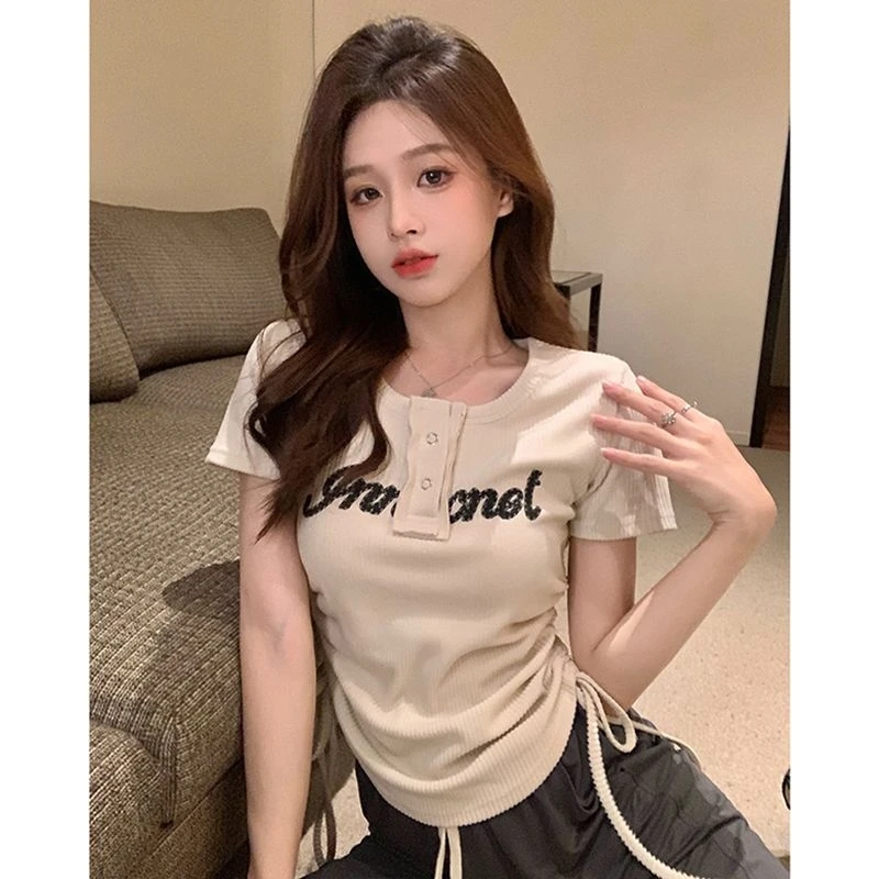 LKSK Off Shoulder Letter Short Sleeved T-shirt for Women's Summer New Drawstring Retro Spicy Girl Short Pure Desire Top Design
LKSK Off Shoulder Letter Short Sleeved T-shirt for Women's Summer New Drawstring Retro Spicy Girl Short Pure Desire Top Design