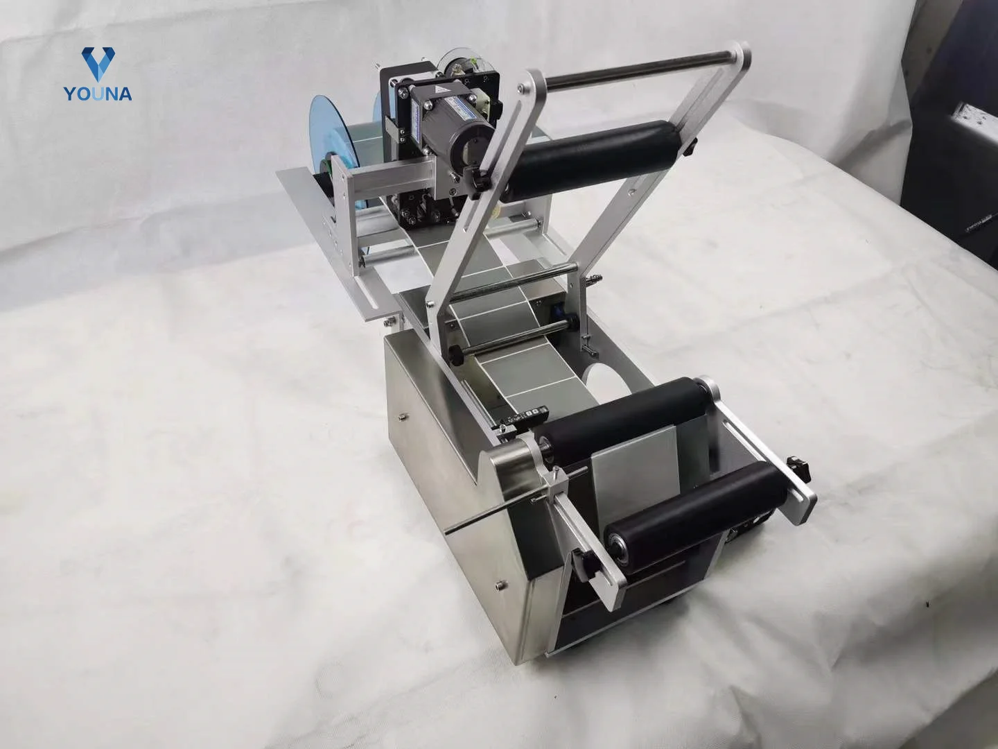 Semi Auto Glass Plastic Metal Bottle Adhesive Label Labeling Machine Round Tin Can sticker Labeler WIth Date Coder
Semi Auto Glass Plastic Metal Bottle Adhesive Label Labeling Machine Round Tin Can sticker Labeler WIth Date Coder