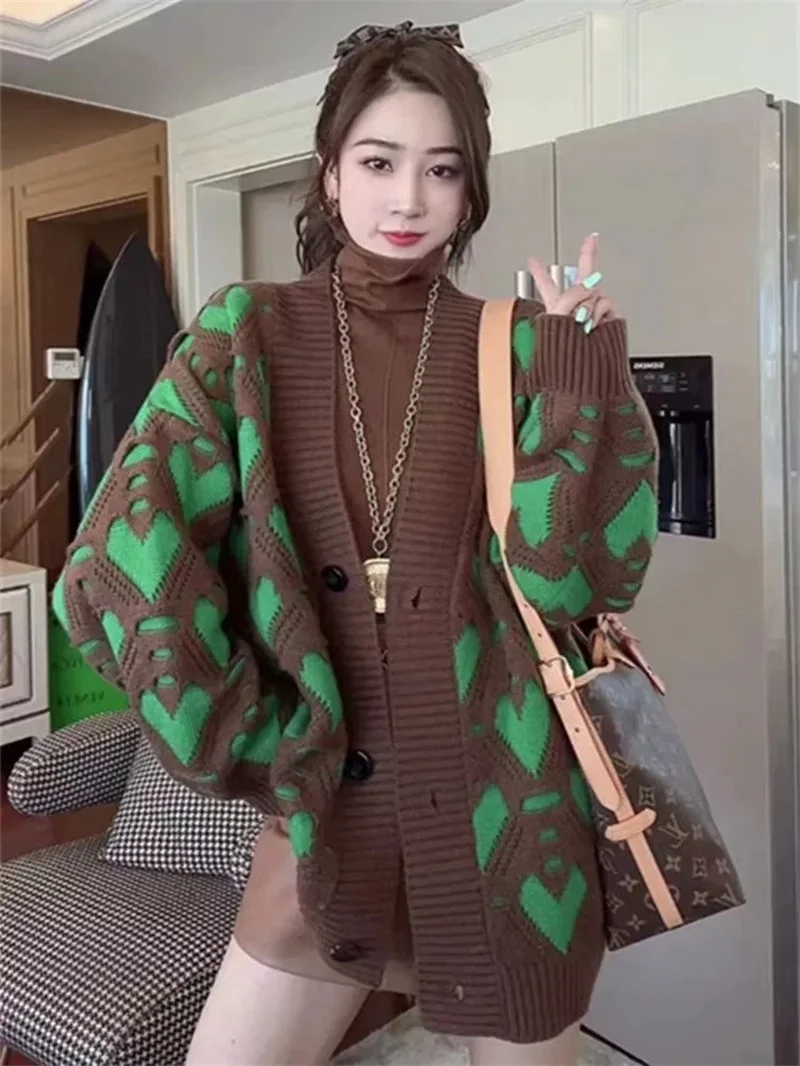 2023 New Spring And Autumn Lazy Fashion Trend Wind Women's Knitted Jacket Contrast Color With Peach Heart Sweater Slim Top.
2023 New Spring And Autumn Lazy Fashion Trend Wind Women's Knitted Jacket Contrast Color With Peach Heart Sweater Slim Top.