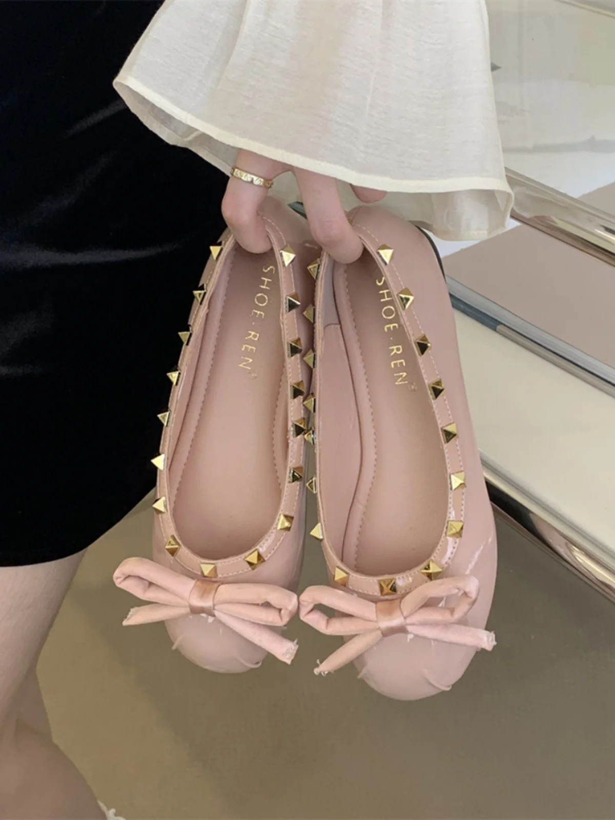 

French Evening Style Single Shoes 2023 Spring and Autumn Riveted Shallow Mouth Fairy Women's Shoes Gentle Bow Mary Jane Shoes