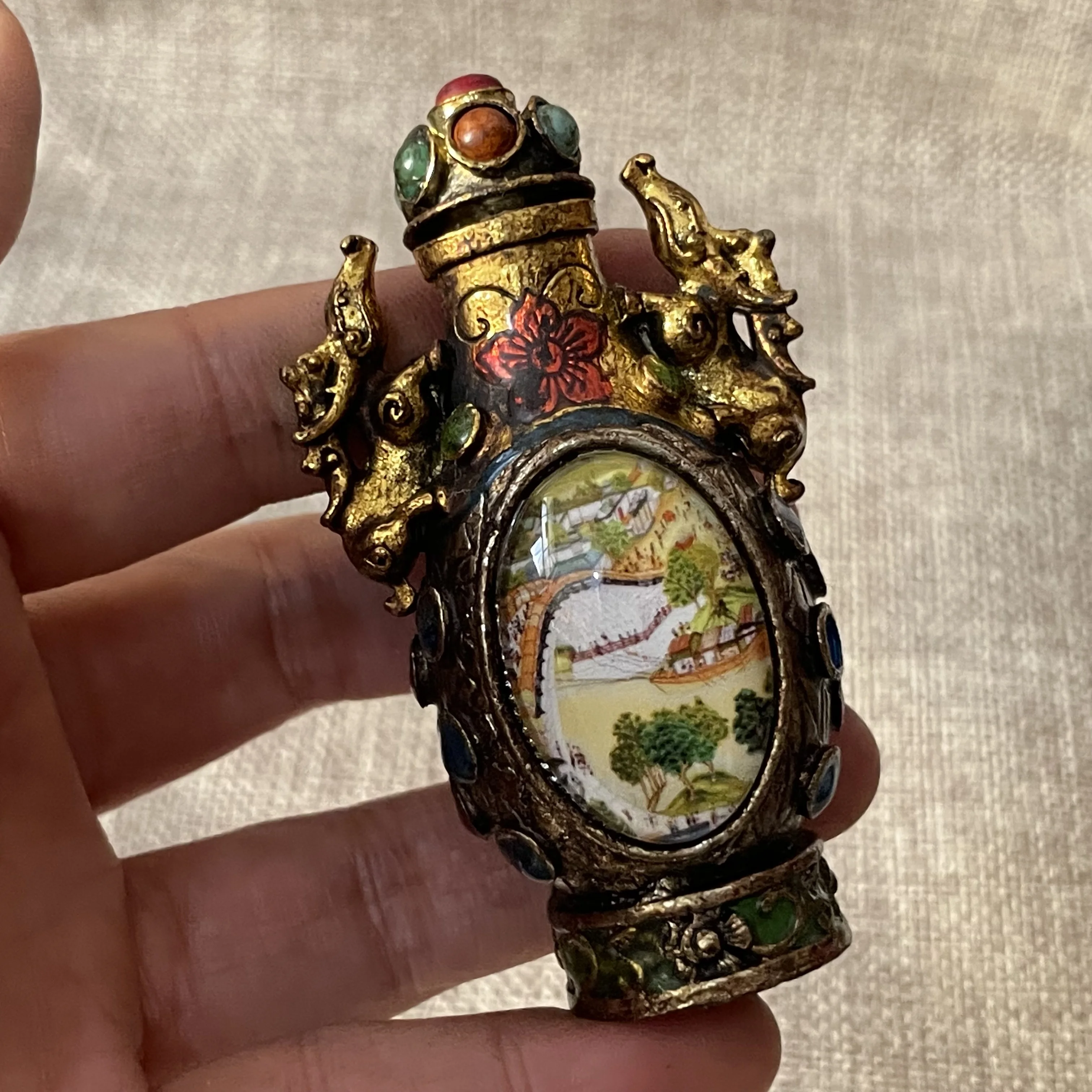 Pure copper inner painting vintage snuff bottle antique handicraft snuff bottle is simple and empty.
Pure copper inner painting vintage snuff bottle antique handicraft snuff bottle is simple and empty.