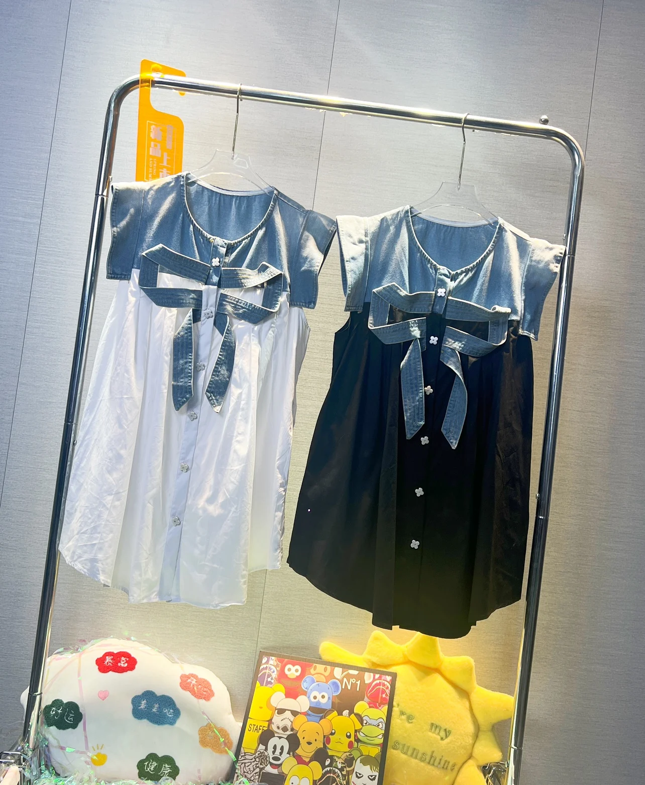 Europe 2023 New Summer Denim Patchwork Women Shirt Dress All-match Loose Bow Sleeveless A-line Short Dress Single-breasted Tops
Europe 2023 New Summer Denim Patchwork Women Shirt Dress All-match Loose Bow Sleeveless A-line Short Dress Single-breasted Tops