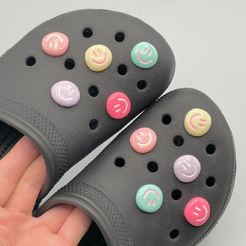 10Pcs New Design Shoe Pins Fit Clogs Cute Y2k Smiley Face Badge Charms For Crocs DIY Fashion Decoration Accessories For Slippers
10Pcs New Design Shoe Pins Fit Clogs Cute Y2k Smiley Face Badge Charms For Crocs DIY Fashion Decoration Accessories For Slippers