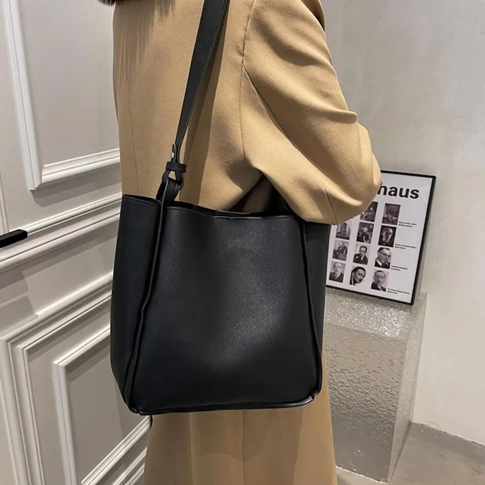 Lady's Handbag PU Leather Women Fashion Shoulder Sling Crossbody Bucket Bag Wide Color Strap Solid Bag Simple Bag Underarm S9K7
Lady's Handbag PU Leather Women Fashion Shoulder Sling Crossbody Bucket Bag Wide Color Strap Solid Bag Simple Bag Underarm S9K7