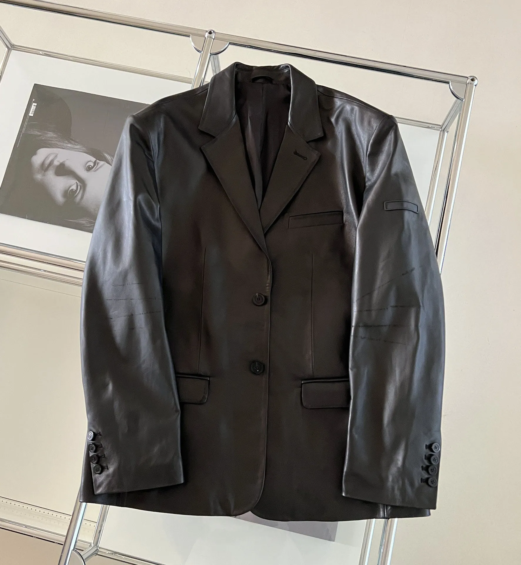 Leather suit solid color lapel two-grain buckle do old edging design details Fashion 2023 summer new hot
Leather suit solid color lapel two-grain buckle do old edging design details Fashion 2023 summer new hot