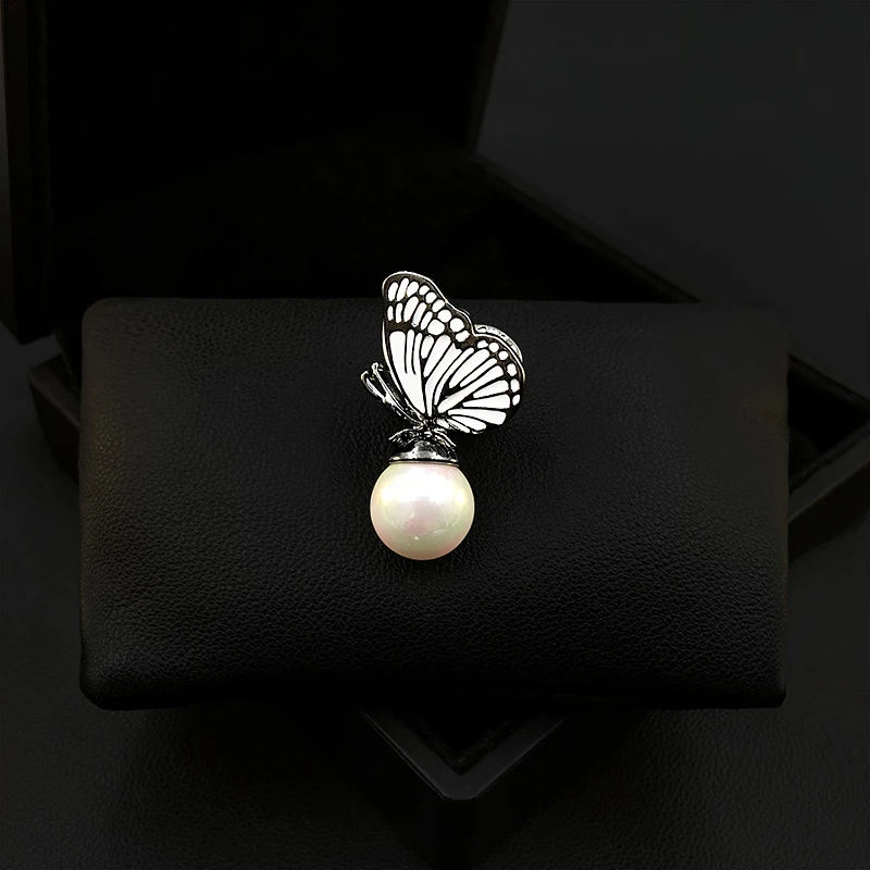 Black and White Three-Dimensional Design Butterfly Brooch Women Luxury Sweater Corsage Suit Coat Ornament Pin Pearl Jewelry 5502
Black and White Three-Dimensional Design Butterfly Brooch Women Luxury Sweater Corsage Suit Coat Ornament Pin Pearl Jewelry 5502