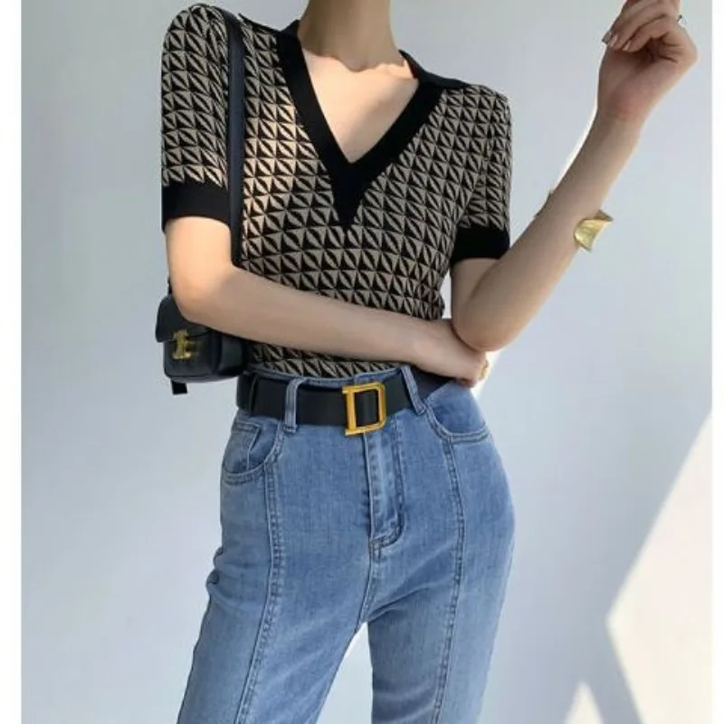 

Women's Contrast Color Checkerboard Plaid Slim Fit Fashion Knitted 2024 Summer New Spliced V-neck Retro Short Sleeve Casual Tops