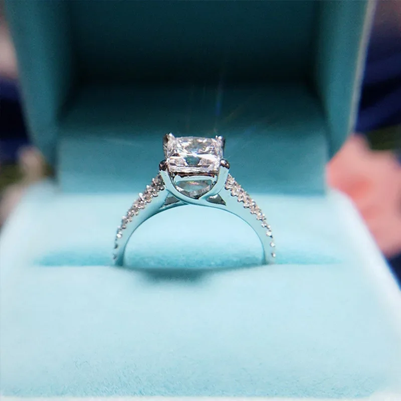 D Color Mosang Stone Square Diamond Princess Square Ring Female Diamond 1 Carat 18K White Gold Set Four Claw Diamond Ring
D Color Mosang Stone Square Diamond Princess Square Ring Female Diamond 1 Carat 18K White Gold Set Four Claw Diamond Ring