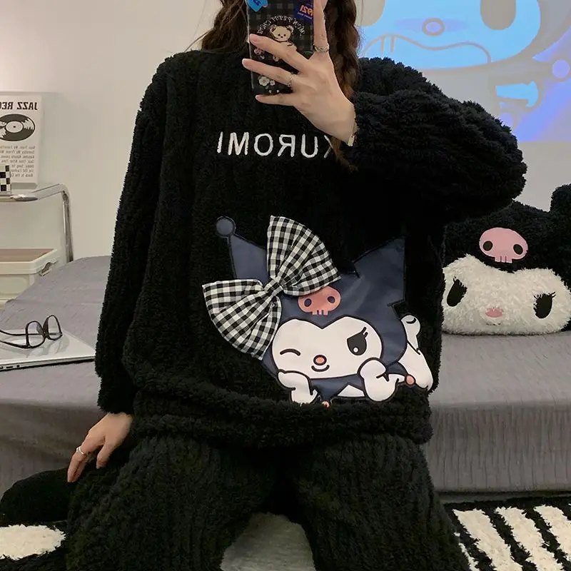 Пижама Sanrio Kuromi с героями мультфильмов, аниме кавайная Фаран, костюм с круглым вырезом и длинными рукавами, зимний теплый утепленный свободный костюм для девушек из двух предметов
Пижама Sanrio Kuromi с героями мультфильмов, аниме кавайная Фаран, костюм с круглым вырезом и длинными рукавами, зимний теплый утепленный свободный костюм для девушек из двух предметов