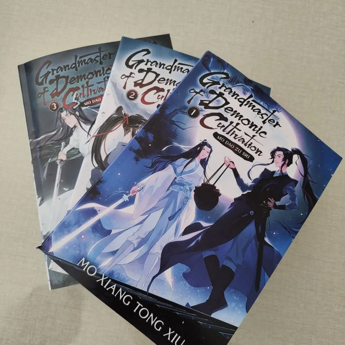 Печатная версия книги Grandmaster of Demonic Culture Mo Dao Zu Shi Vol.1-3 BL художественные книги на английском языке
Печатная версия книги Grandmaster of Demonic Culture Mo Dao Zu Shi Vol.1-3 BL художественные книги на английском языке