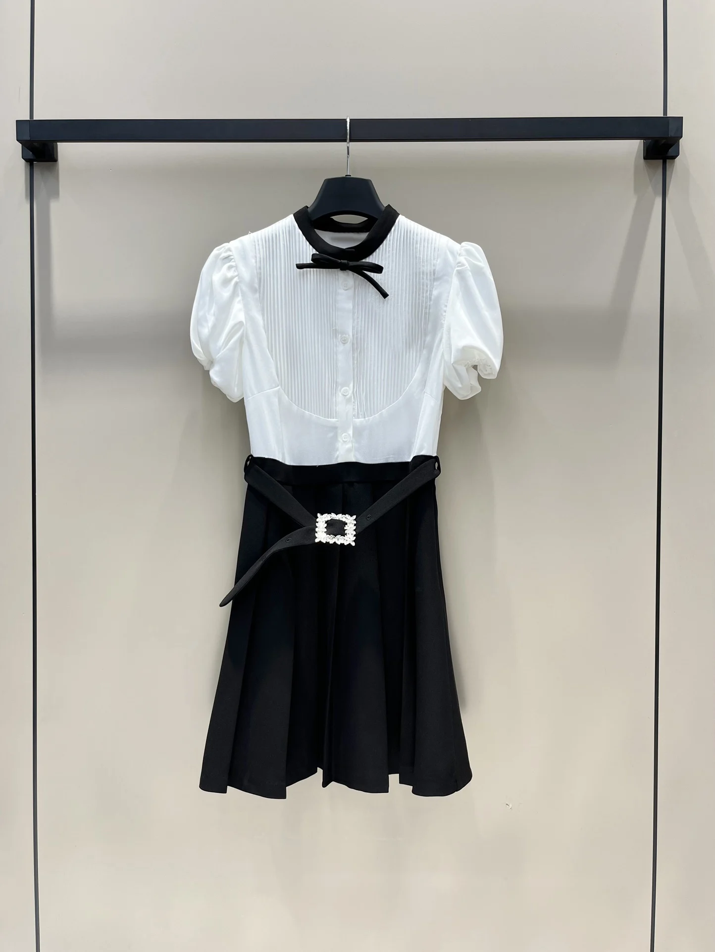 Early autumn new bow tie square buckle belt decoration short sleeve pleated dress8.9
Early autumn new bow tie square buckle belt decoration short sleeve pleated dress8.9