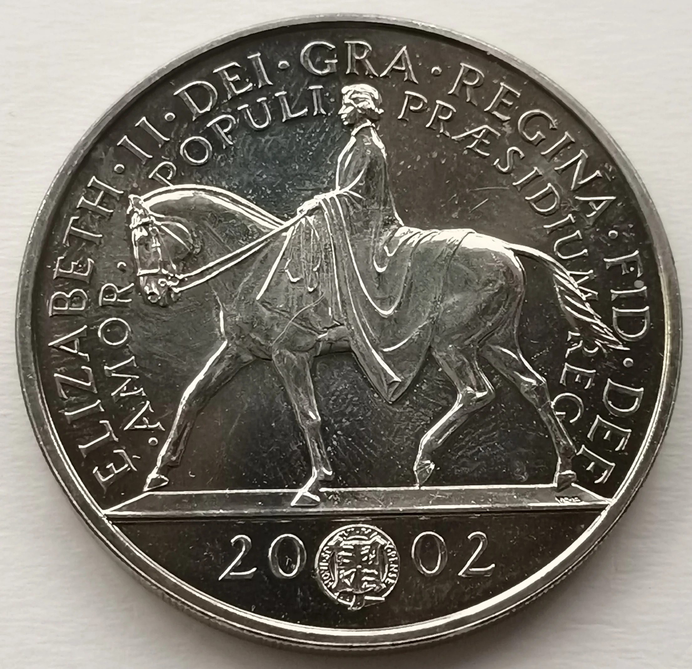 

Elizabeth the Queen's Accession to the Throne. 50 Th Anniversary UK 2002 5 Pounds Coin Copper Nickel Kronor Coin Horse Riding