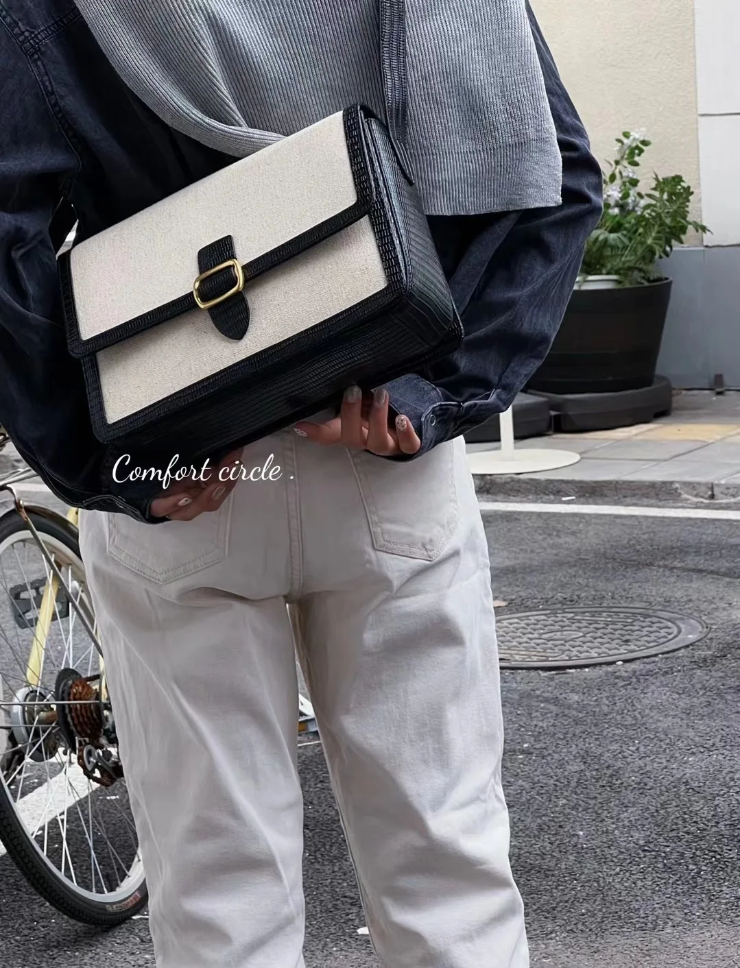 FIRMRANCH Vintage Canvas Splice Cowhide Square Bag Commuter Large Capacity Shoulder Messenger Purse Korean Chic Brand Female
FIRMRANCH Vintage Canvas Splice Cowhide Square Bag Commuter Large Capacity Shoulder Messenger Purse Korean Chic Brand Female